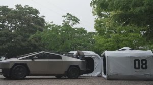 Кибертрак. Две надувные палатки в виде космических кораблей