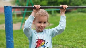 Ангелина занимается на турниках на детской площадке