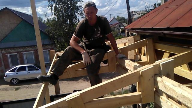 Каркасная пристройка с черновой деревянной лестницей