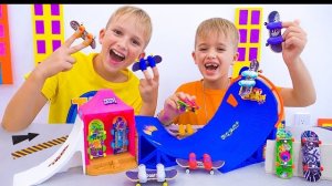 Влад и Ники развлекаются с грифами и игровыми наборами Hot Wheels Skate.