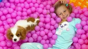 Настя учится заботится о своем щенке
