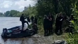 Причиной опрокидывания лодки с семьей на борту стал наезд на препятствие — в Иркутске продолжаются п