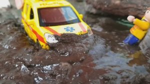 Машинка скорой помощи спасает детей из болота