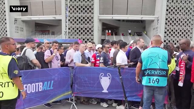 Болельщики наслаждаются матчем между ПСЖ и Арсеналом в финале Лиги чемпионов УЕФА