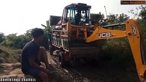 Грузовик застрял в грязи! Когда дорога становится испытанием для водителя и грузовика.