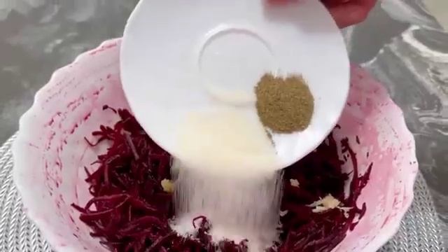 Салат из сырой свеклы. Обзор приготовления. смотреть онлайн