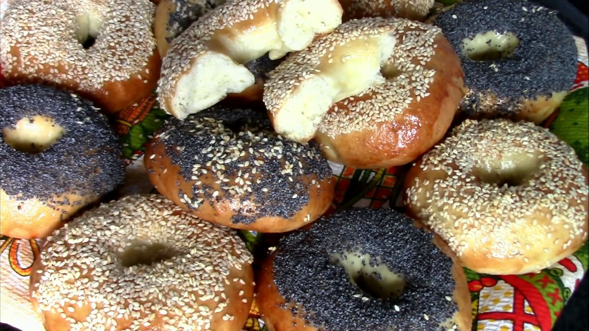 Багели с маком и с кунжутом.
