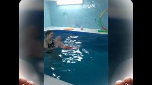 4 месячный сынуля в бассейне