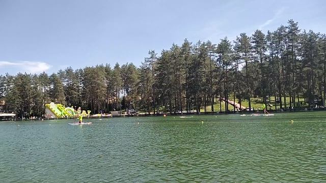 Соревнования по плаванию среди детей на центральном озере в Златиборе. Сербия