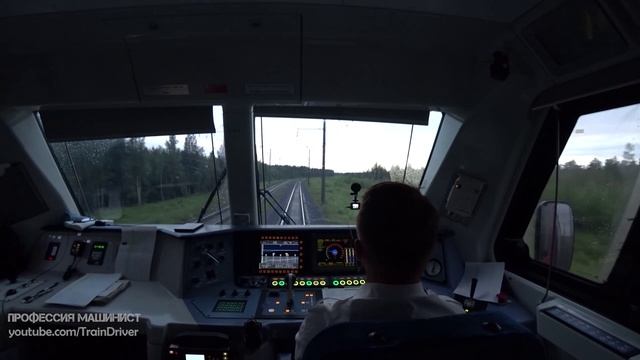 Под дождем со скорым поездом 🌧️ На электровозе ЭП20 смотреть онлайн