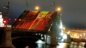 Разведение Дворцового моста под «Гимн великому городу»