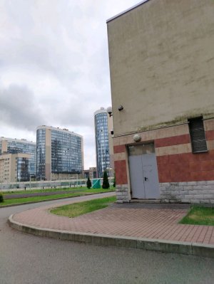 24 часа в закрытом дворе школы +двор