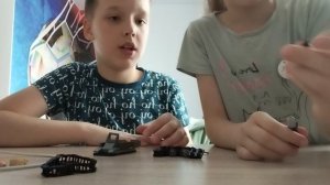 Машина с гусеницами и с ракетой