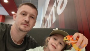 Ангелина с папой в кафе ждут заказ