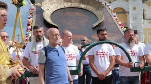 Посреди нас