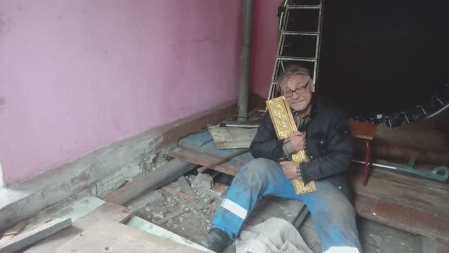 ДЕЛАЮ РЕМОНТ ПОЛА на КУХНЕ, НАШЁЛ ПОТАЙНУЮ ДВЕРЬ ! Что за дверью ? Скрывала СТАРАЯ ХОЗЯЙКА смотреть онлайн