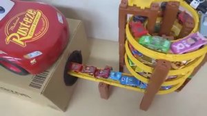 Мультики для детей и малышей . Машинки из Дисней Пиксар спускаются по горке