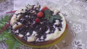 Если у вас есть дома яблоки и черника, то через полчаса можно кушать пирог.