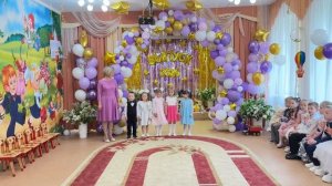 Выход малышей на выпускном с песней «Посмотрите на нас»