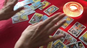 Что он хотел бы вам сказать, но молчит? Гадание Таро