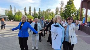 Парень с девицей целуется..... 31.05.26.