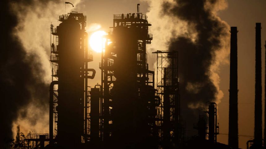 Bloomberg: ЕС изучает возможность временной отмены ограничения цены на нефть РФ
