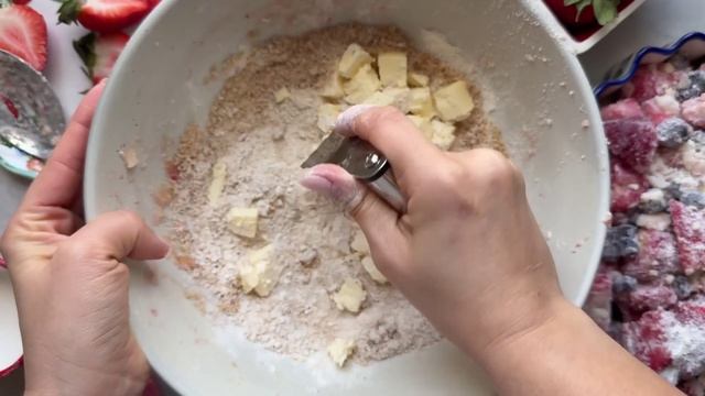 Знакомьтесь: крисп! Хрустящий десерт с ягодами и овсяными хлопьями