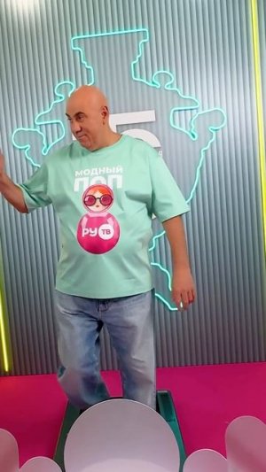 Иосиф Пригожин на Премии РУ.ТВ в яркой футболке с матрёшкой — символом церемонии