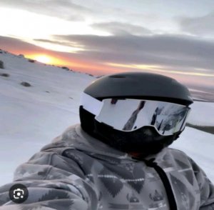 сижу на синей штуке
