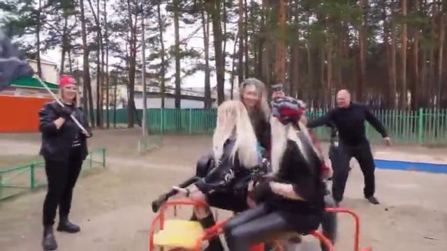 Родители выпускникам сделали подарок