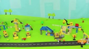Экскаватор играет с ящиками для хранения