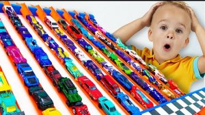 Крис играет с машинками Hot Wheels и строит Hot Wheels City.