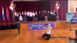 Выпускник средней школы исполнил сальтуху перед полным залом гостей Вот что из этого вышло: