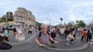 Поезд метро въезжает в дом. Китай 360°