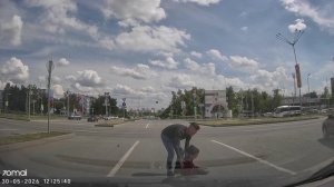 Сбил водителя электросамоката на пешеходном переходе на запрещённый знак светофора для пешеходов