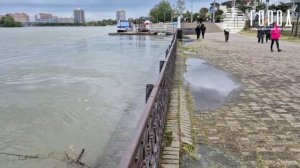 На Кубанской набережной Краснодара устанавливают боновые ограждения из-за разлива реки Кубань