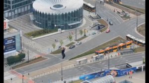 Эстонский канатоходец Яан Роозе прошел по стропе между самыми высокими небоскребами Польши