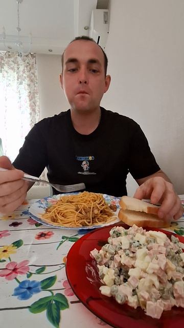 на обед паста и салат оливье