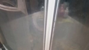 Убираем щель в дверях душевой кабины за 10 минут.