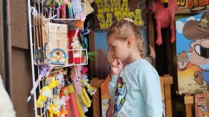 Ангелина выйграла игрушку в аттракционе