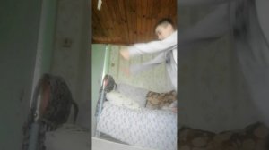 Я прыгаю на матрасе на даче