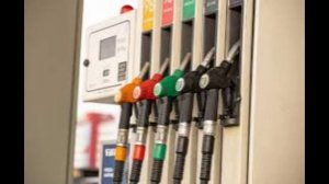 Огромные очереди выстроились к АЗС в Крыму после ограничения продажи бензина