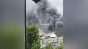 ‼️🇺🇦💥 Серия мощных взрывов в Днепропетровске

Столб черного дыма поднимается в небо,