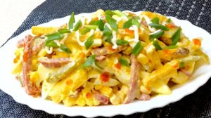 Быстрый салат из простых продуктов с идеально подобранным вкусом