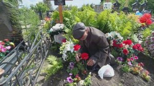 С д. Матвеем на могилке у б. Насти. Поздравляем с Троицей!