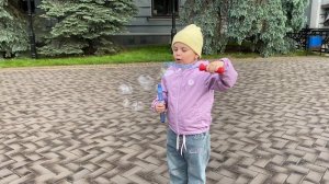 Ева выпускает мыльные пузыри