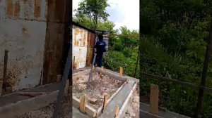 работаю сваркой, варю профиля для забора , без опыта первый раз.