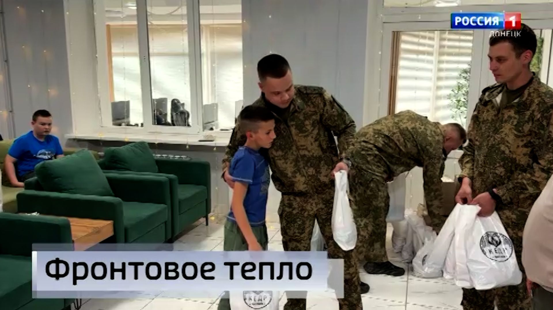 Военнослужащие группировки «Центр» поздравили воспитанников социального центра в Горловке смотреть онлайн