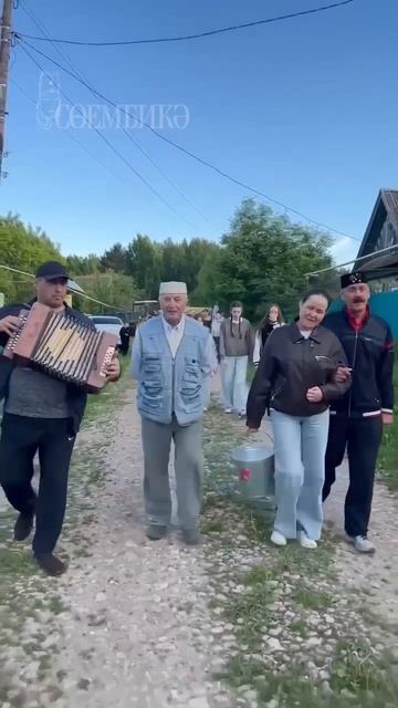 Арча районы Кышкар авылында Сабан туена бүләк җыю мизгеле.