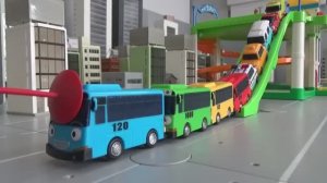 Мультики для детей и малышей. Увлекательное видео. Машинки катаются с горок. Играем с машинками